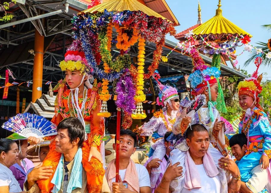 Poy Sang Long là nghi lễ đặc biệt dành cho những bé trai trong độ tuổi từ 7 đến 14 thực hiện các nghi thức báo hiếu cha mẹ