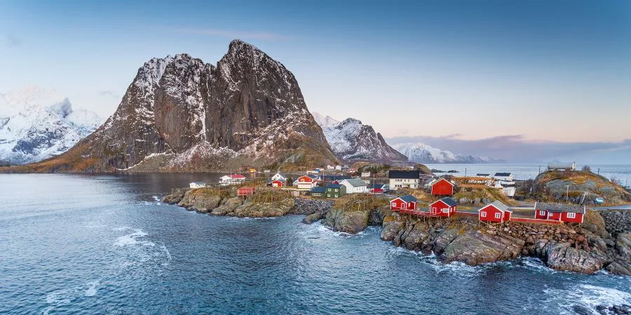 Hamnøy nổi bật với những ngôi nhà gỗ màu đỏ quạch phủ tuyết trắng xóa