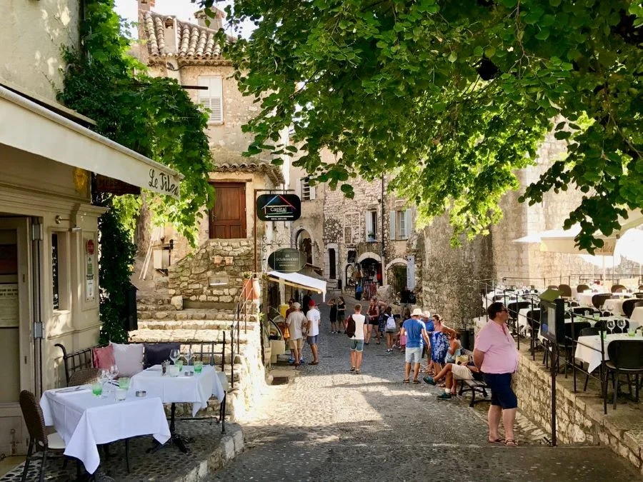  Làng cổ Saint Paul de Vence bình yên níu chân du khách bởi vẻ đẹp cổ kính đầy mê hoặc.