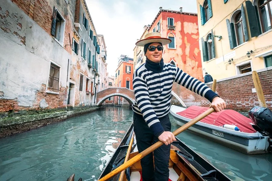 Không dễ dàng để có thể trở thành một người chèo thuyền Gondola chuyên nghiệp 