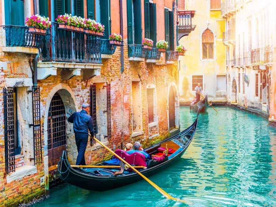 Gondola là một loại thuyền gỗ truyền thống được sử dụng phổ biến ở thành phố kênh đào Venice lãng mạn