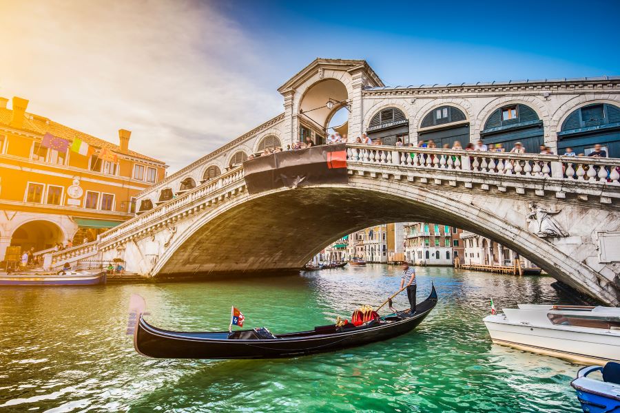 Thuyền gỗ Gondola đã được sử dụng từ khoảng thế kỷ 11