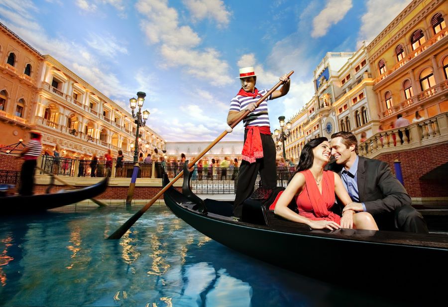 Ngồi thuyền Gondola dạo quanh Venice là một trong những trải nghiệm đáng mơ ước nhất