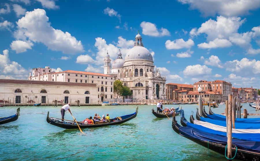 Ngày nay ở Venice có hàng trăm chiếc thuyền gỗ Gondola được sử dụng để đưa đón du khách tham quan