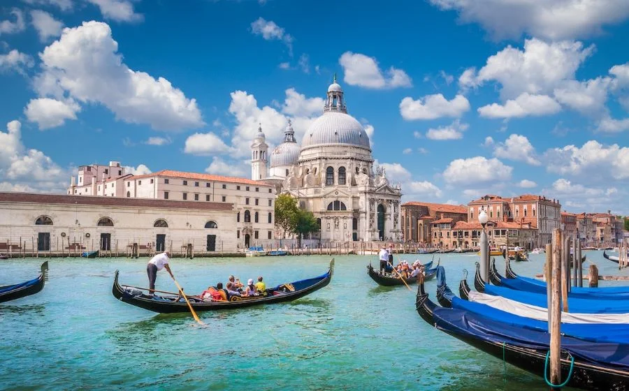 Ngày nay ở Venice có hàng trăm chiếc thuyền gỗ Gondola được sử dụng để đưa đón du khách tham quan 
