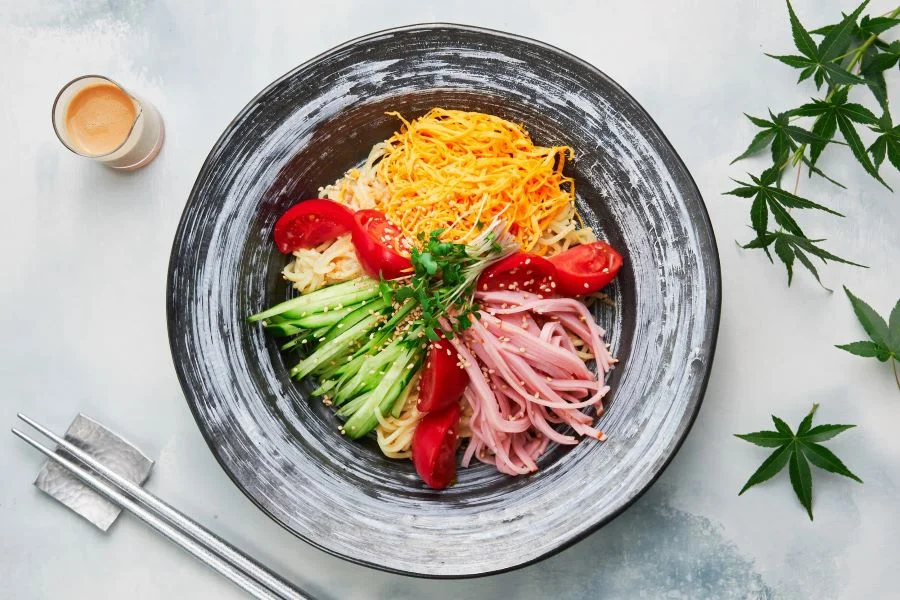 Không chỉ ngon miệng với phần nước dùng ngọt thanh mát lạnh, mì Hiyashi Chuka còn “ngon mắt” bởi cách bày trí đa sắc màu