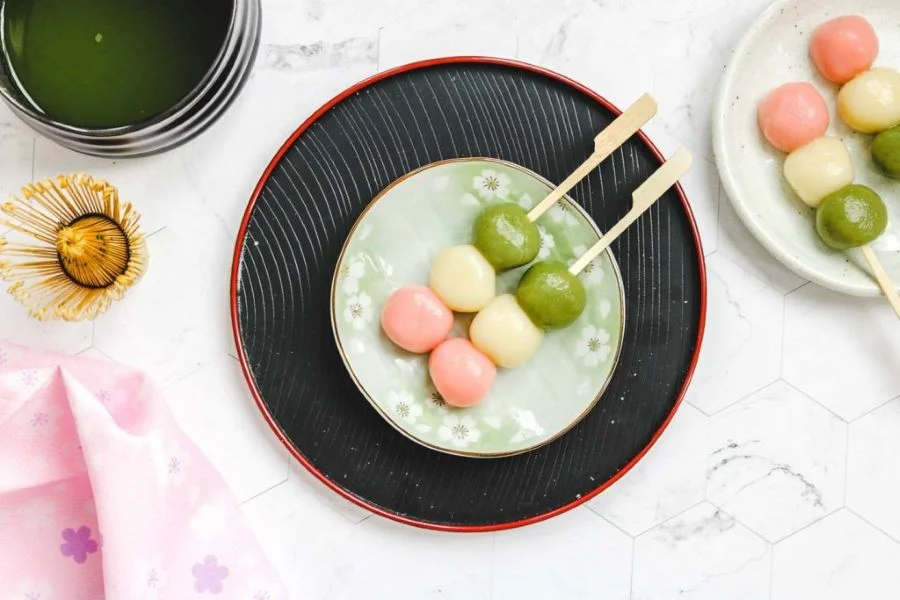 Hanami Dango là một loại bánh Wagashi truyền thống của Nhật Bản với ba màu hồng, trắng, xanh lá 