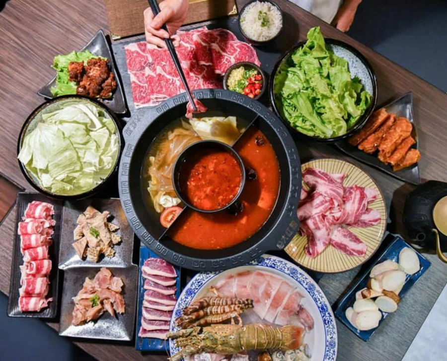 Lẩu vủa Trung Quốc thường được chia thành nhiều ngăn, tùy vào khẩu vị của người dùng