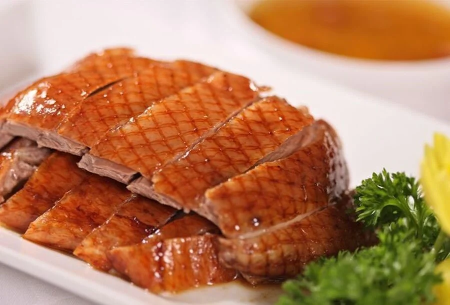 Phần da giòn rụm, phần thịt căng mọng ngọt nước là đặc trưng của thịt quay Trung Quốc