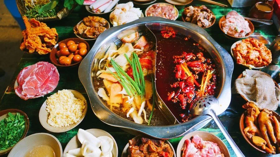 Phần lẩu cay Tứ Xuyên nổi danh với phần nước dùng được chế biến khá cầu kỳ