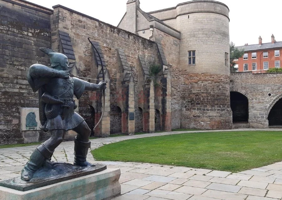 Lâu đài Nottingham với những bức tượng miêu tả chàng hiệp sĩ Robin Hood
