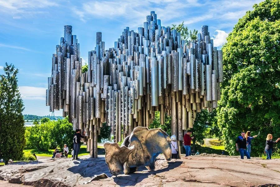 Đài tưởng niệm Sibelius được xây dựng để tưởng nhớ và vinh danh nhà soạn nhạc Jean Sibelius