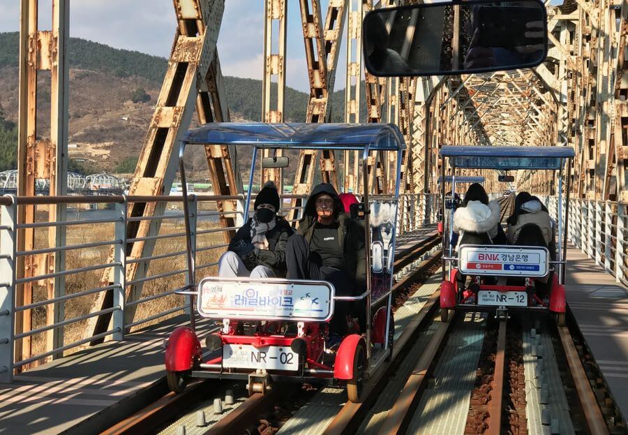 Đạp xe trên đoạn đường sắt khám phá Nakdonggang là một trải nghiệm tuyệt vời và đáng nhớ dành cho mọi du khách
