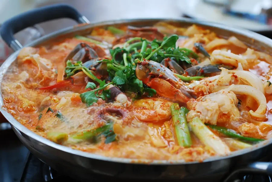 Lẩu đậu hũ chiên Halmae - Ấm áp giữa lòng phố biển