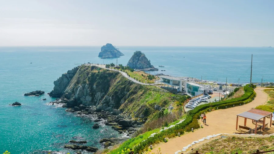 Busan sở hữu nhiều bãi biển xinh đẹp với cát trắng và làn nước trong xanh màu ngọc bích