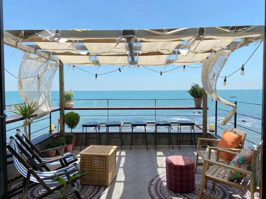 Cafe Rooftop sở hữu một không gian lý tưởng để thư giãn, ngắm cảnh và tận hưởng không khí biển cả