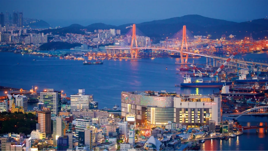 Busan về đêm là một bức tranh tuyệt đẹp mà bất kỳ du khách nào đến đây cũng không thể bỏ qua