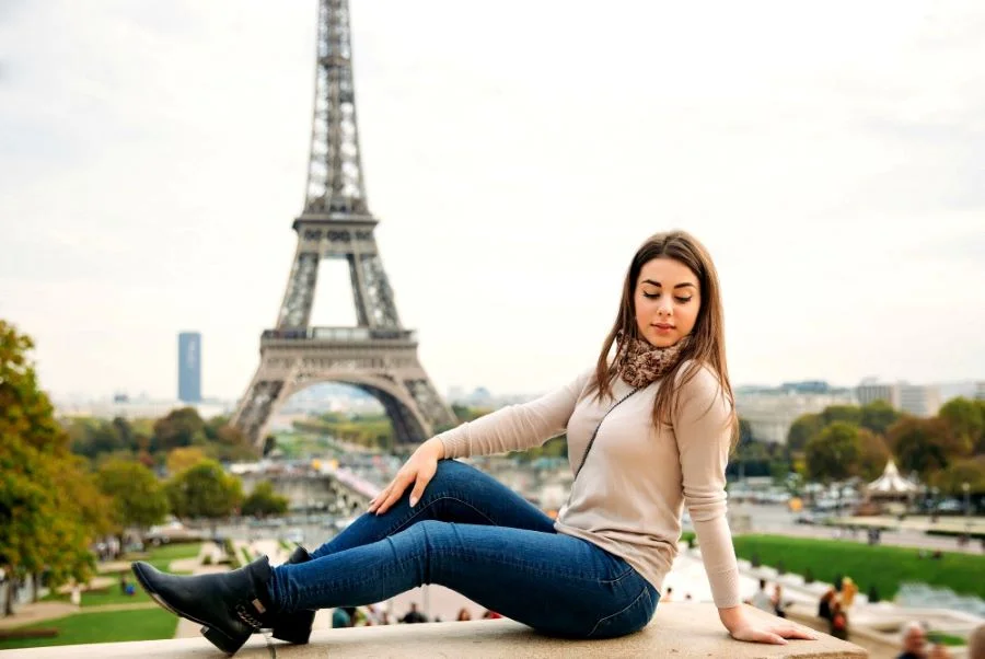 Du khách nữ có thể lựa chọn những món đồ thời trang basic và đơn giản như quần jeans, áo thun,...