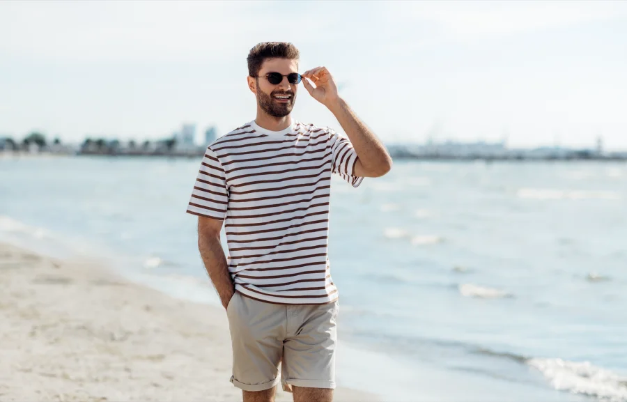 Đối với các du khách nam, áo với quần short là một set đồ khá lý tưởng để đi chơi vào mùa hè