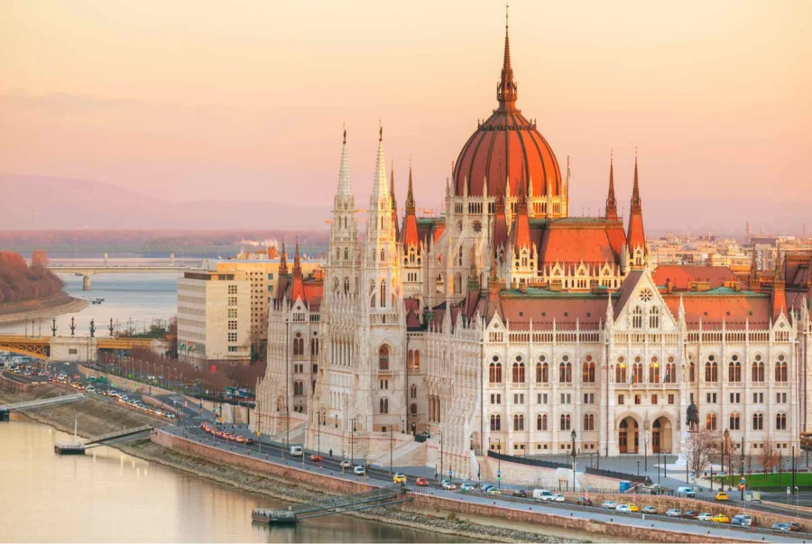 Hungary không chỉ sở hữu những di sản văn hóa, kiến trúc độc đáo mà còn níu chân du khách bởi chi phí du lịch vô cùng hợp lý