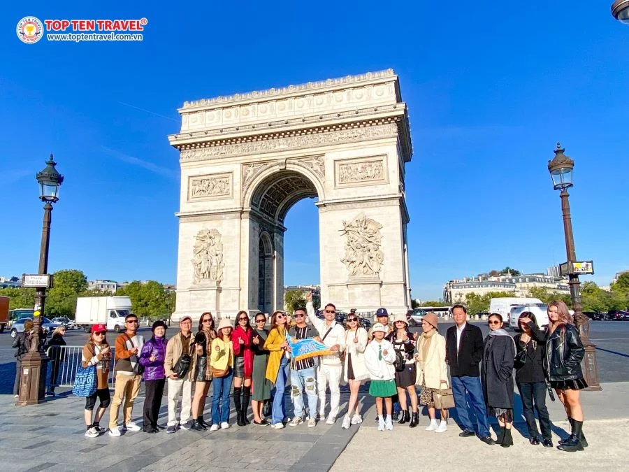 Khách nhà Top Ten Travel tham quan check in tại Khải Hoàn Môn