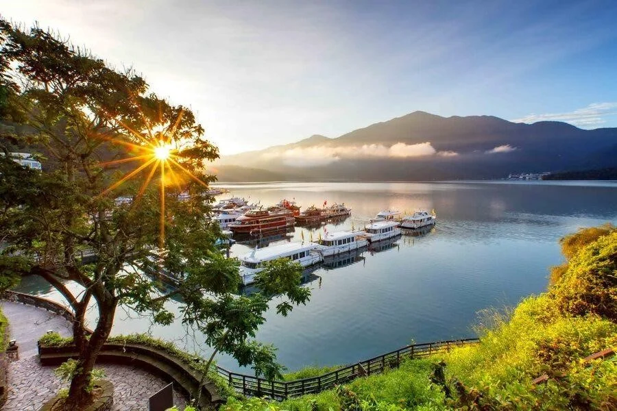 Hồ Nhật Nguyệt Đàm thơ mộng, trữ tình
