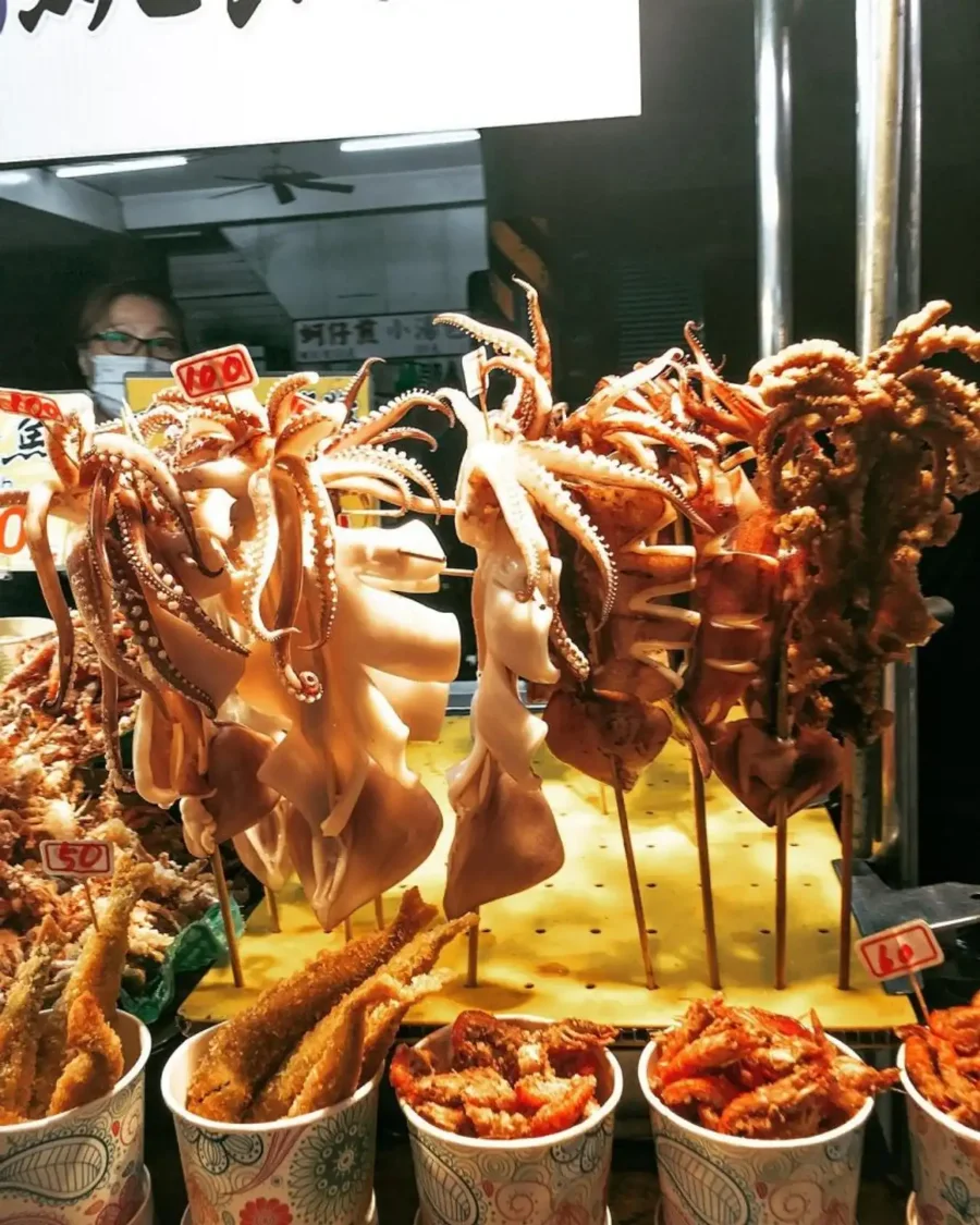 Thưởng thức các món ăn đường phố tại chợ đêm Đài Loan là một trong những trải nghiệm thú vị khi đi du lịch Đài Loan tháng 9