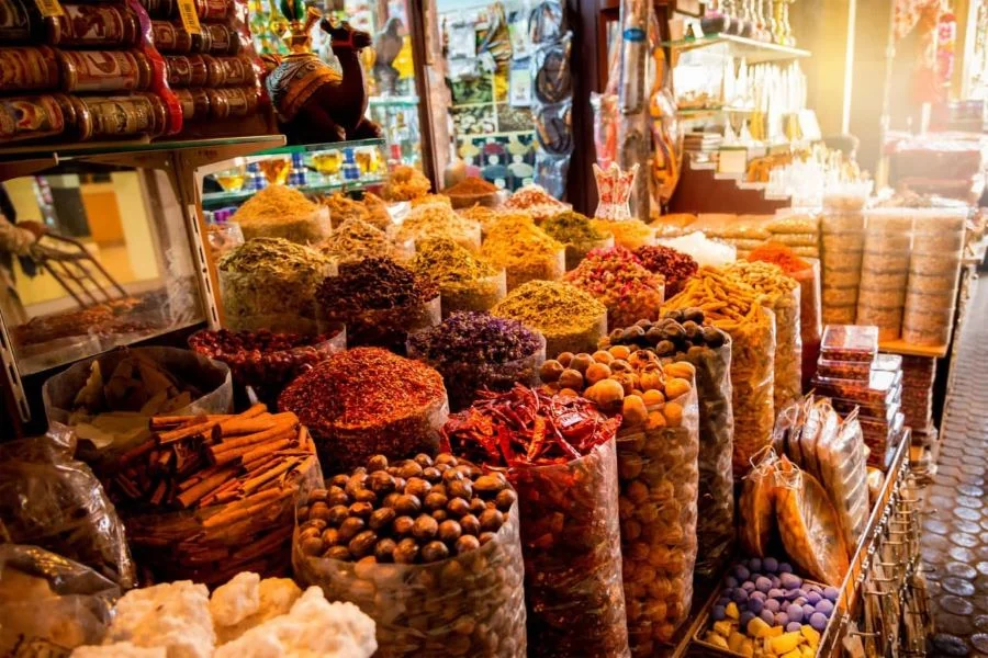 Đừng quên mua các loại gia vị đặc trưng cho hương vị độc đáo của ẩm thực vùng Trung Đông bạn nhé