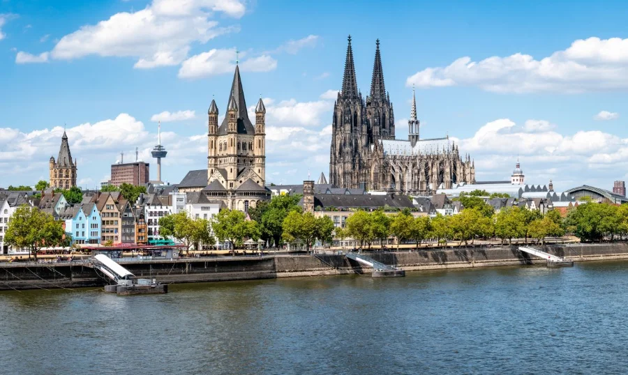 Nhà thờ Cologne Cathedral mang đậm dấu ấn kiến trúc Gothic lộng lẫy