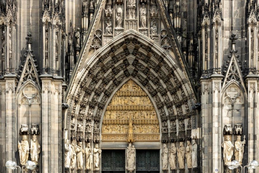 Nhà thờ Cologne Cathedral xứng đáng là điểm đến không thể bỏ qua trong hành trình tour du lịch Đức của nhiều du khách.