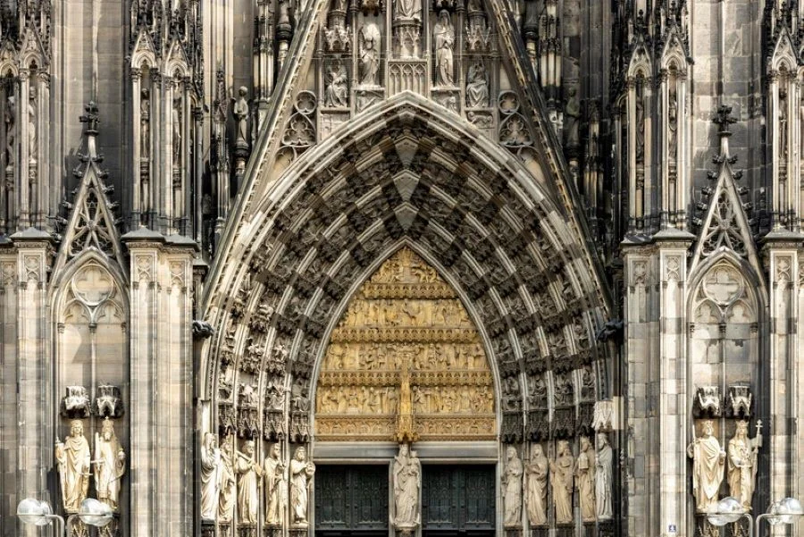  Nhà thờ Cologne Cathedral xứng đáng là điểm đến không thể bỏ qua trong hành trình tour du lịch Đức của nhiều du khách.