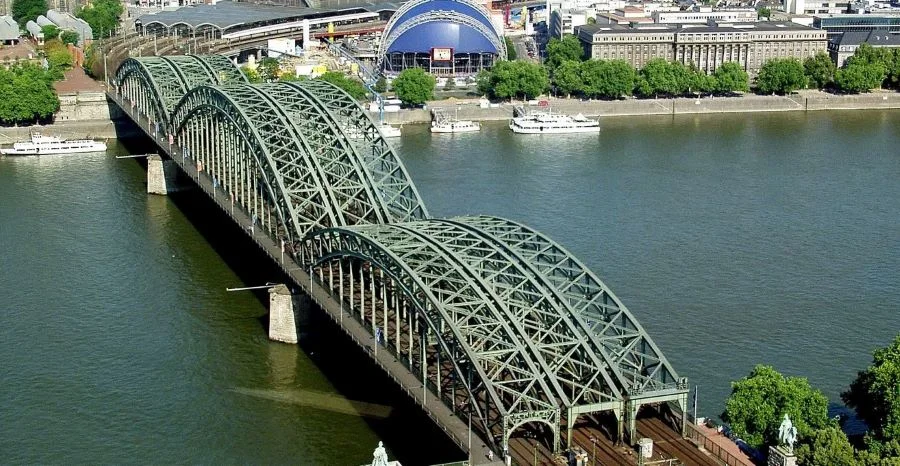 khám phá Cầu Hohenzollern để cảm nhận trọn vẹn vẻ đẹp lãng mạn, lịch sử và ý nghĩa sâu sắc của Cologne