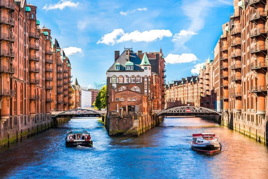 Tọa lạc ngay cạnh dòng Elbe thơ mộng, Hamburg được mệnh danh là “Cửa ngõ vào thế giới” của Đức