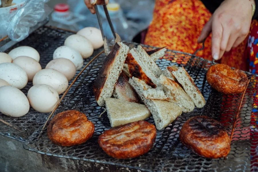 Món bánh tam giác mạch độc đáo, nóng hổi thơm ngon