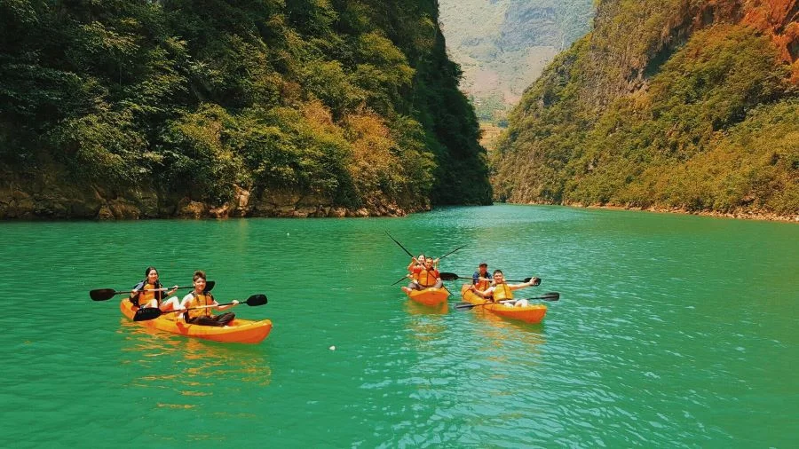 Chèo Sup dạo chơi trên sông Nho Quế