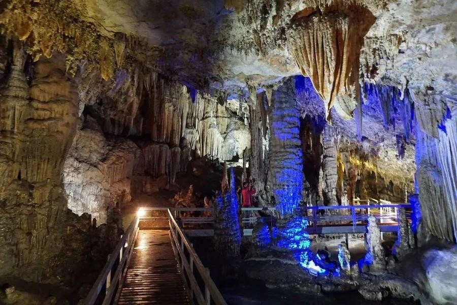 Hang Lùng Khuý là một trong những hang động đẹp nhất Việt Nam