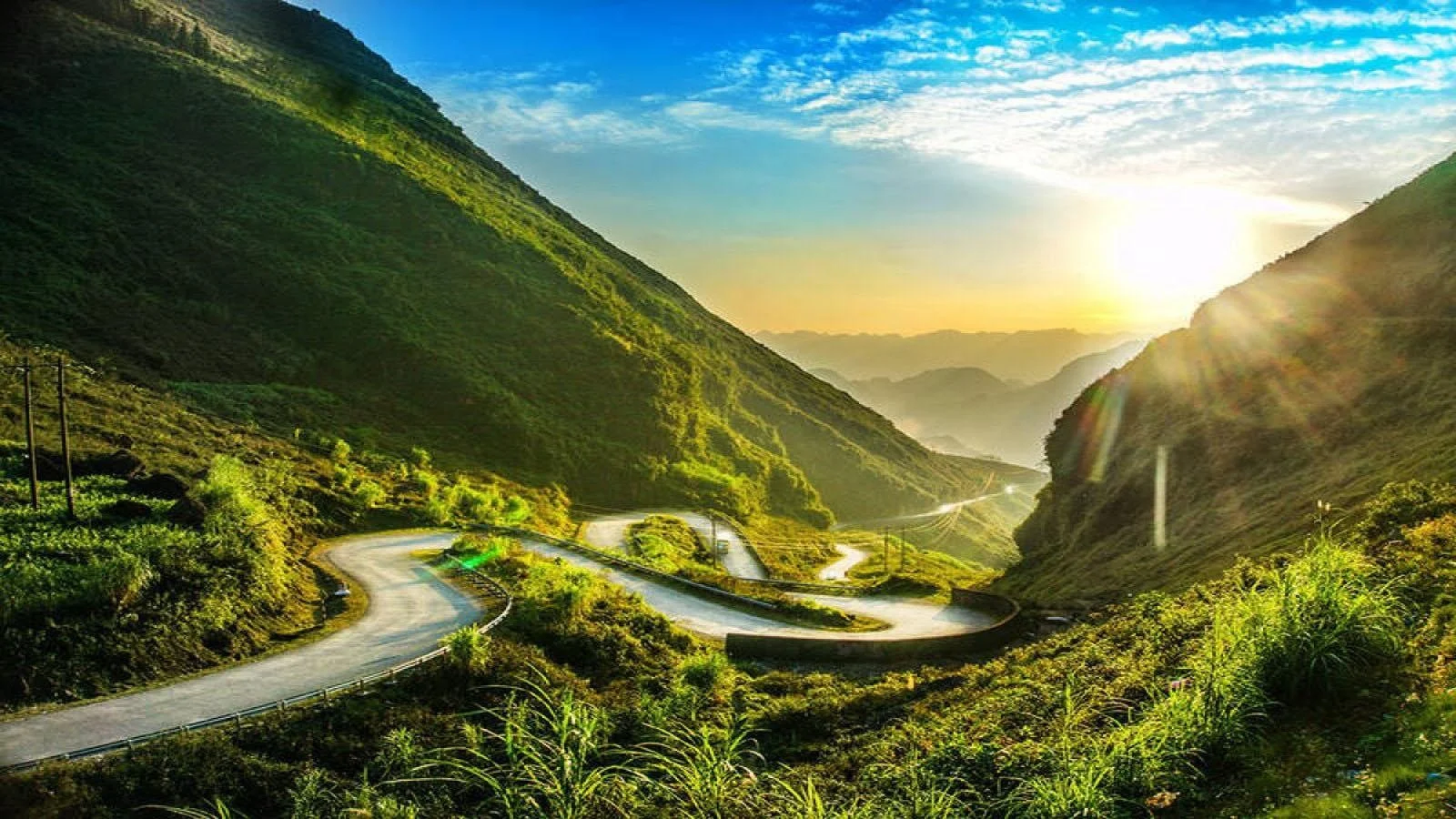 Dốc Thẩm Mã là một trong những con đường cheo leo nổi tiếng