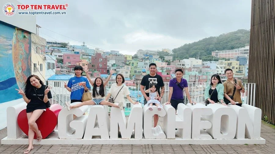 Làng văn hóa Gamcheon với những ngôi nhà ngộ nghĩnh, rực rỡ sắc màu tựa như lạc vào thế giới cổ tích
