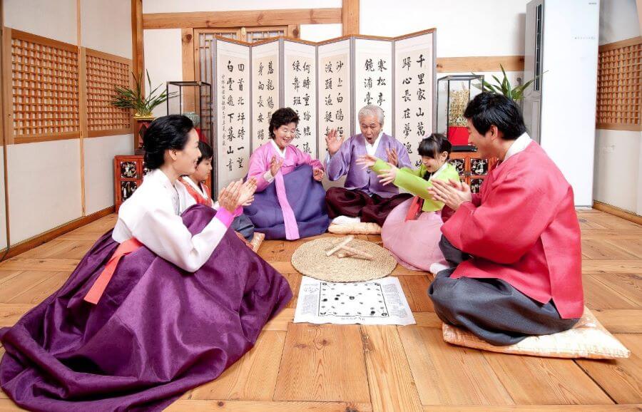 Người Hàn Quốc mặc Hanbok, trang phục truyền thống đầy màu sắc, để thực hiện các nghi lễ cúng bái tổ tiên vào sáng sớm ngày mùng 1 Tết