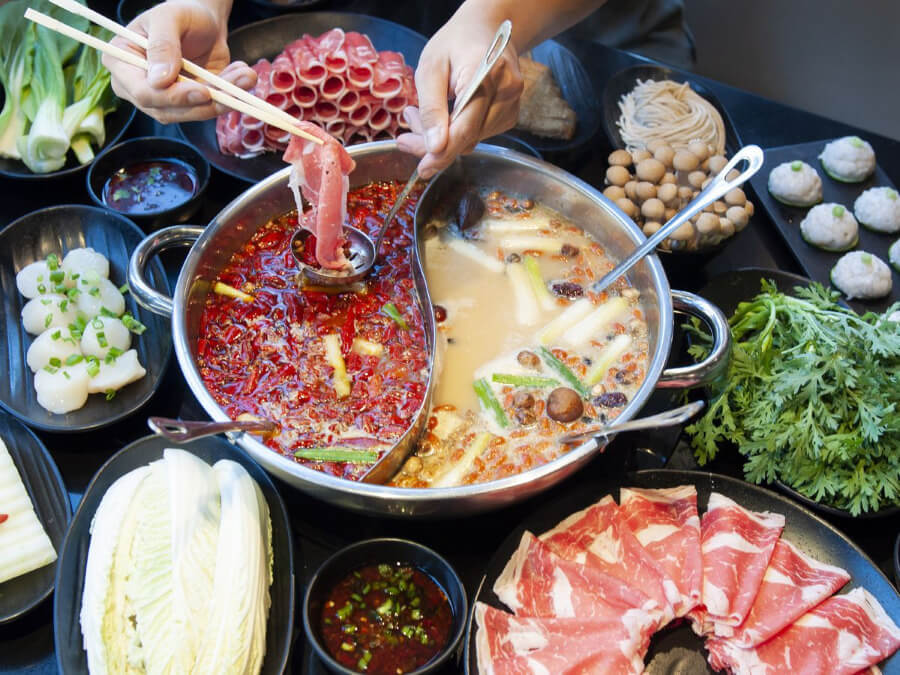 Lẩu Hàn Quốc là một trong những món ăn được cả người dân địa phương lẫn du khách yêu thích