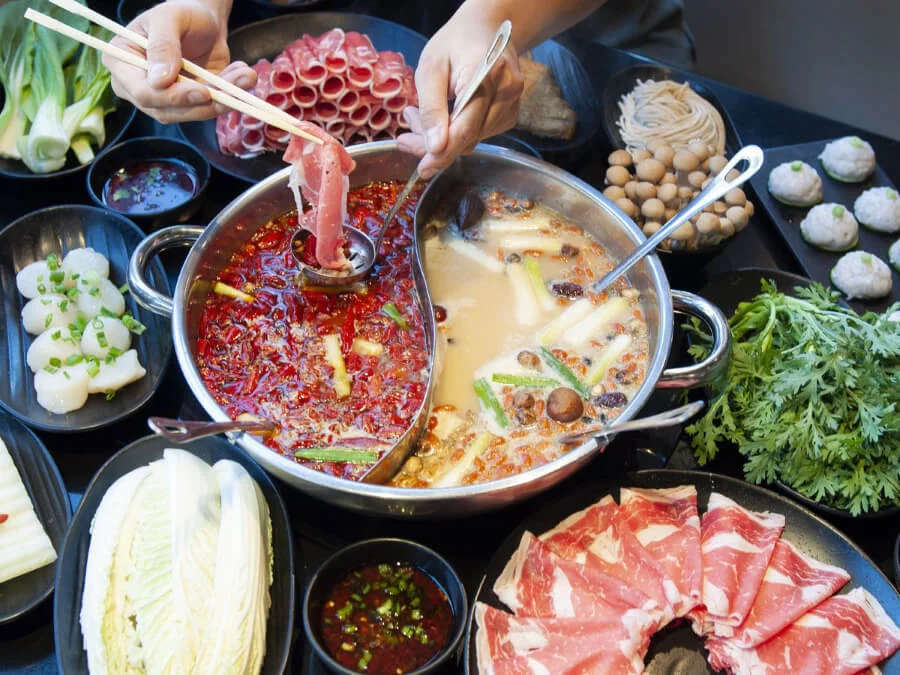 Lẩu Hàn Quốc là một trong những món ăn được cả người dân địa phương lẫn du khách yêu thích