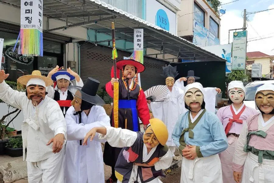 Các nhân vật trong múa Talchum thường mang những đặc điểm tính cách và vai trò xã hội khác nhau trong xã hội Hàn Quốc truyền thống