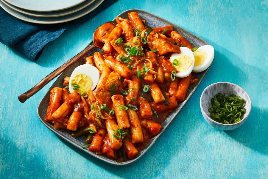 Du khách có thể dễ dàng tìm thấy và thưởng thức Tteokbokki ở bất cứ đâu tại Hàn Quốc