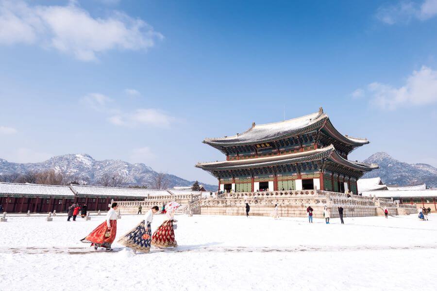 Cung điện Gyeongbokgung như khoác lên mình một tấm áo mới, lộng lẫy và huyền ảo mỗi khi Hàn Quốc bước vào mùa đông
