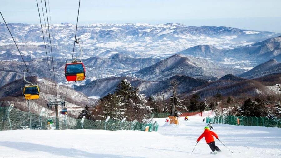 Trượt tuyết tại Muju Deogyusan Ski Resort vào tháng 2 là một trải nghiệm tuyệt vời cho chuyến du lịch Hàn Quốc vào mùa đông