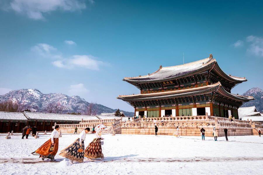 Tham quan cung điện Gyeongbokgung là trải nghiệm thú vị khi đi du lịch Hàn Quốc tháng 2