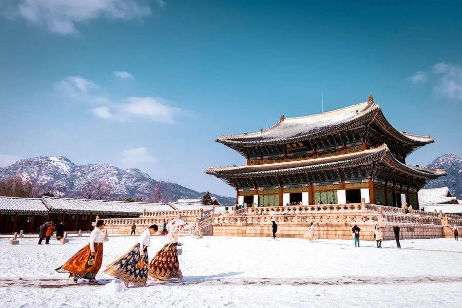 Tham quan cung điện Gyeongbokgung là trải nghiệm thú vị khi đi du lịch Hàn Quốc tháng 2