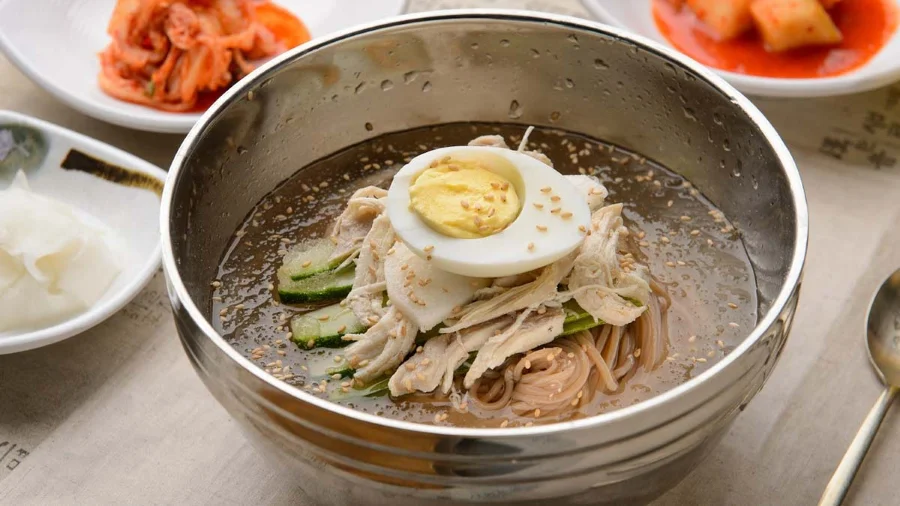 Naengmyeon - món mì lạnh trứ danh của Hàn Quốc