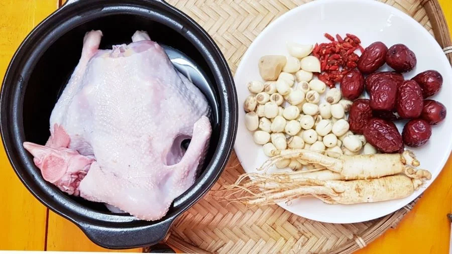Những nguyên liệu chính của món ăn gà hầm sâm