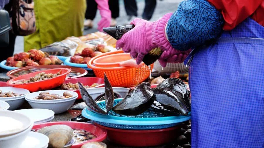 Chợ Jagalchi là một trong những khu chợ hải sản lớn nhất và nổi tiếng nhất mà bạn nên ghé qua khi đi du lịch Hàn Quốc
